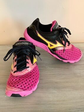 Mizuno women’s sneakers Running Trainers athletic shoes black pink Yellow 6.5